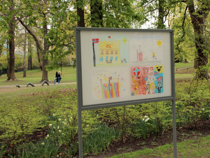 Et utvalg tegninger er nå å se langs Bredveien i Slottsparken. Dette er gangveien som går mellom Slottsplassen og hjørnet mellom Parkveien og Wergelandsveien. Foto: Liv Osmundsen, Det kongelige hoff